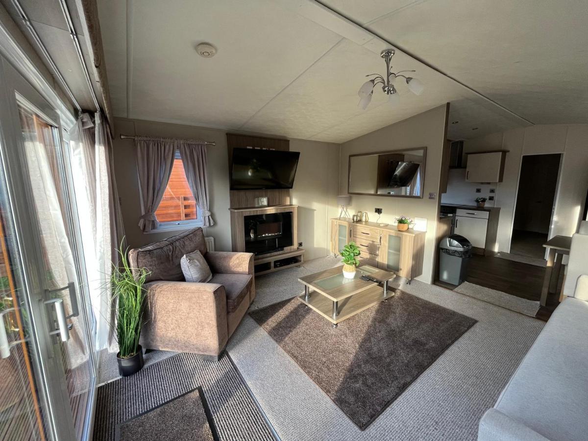 Hazel Oaks, Beautiful Lodge With Hot Tub - Sleeps 6 - Felmoor Park Morpeth Buitenkant foto