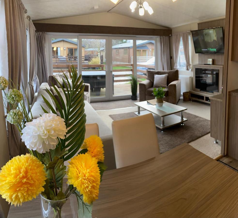Hazel Oaks, Beautiful Lodge With Hot Tub - Sleeps 6 - Felmoor Park Morpeth Buitenkant foto