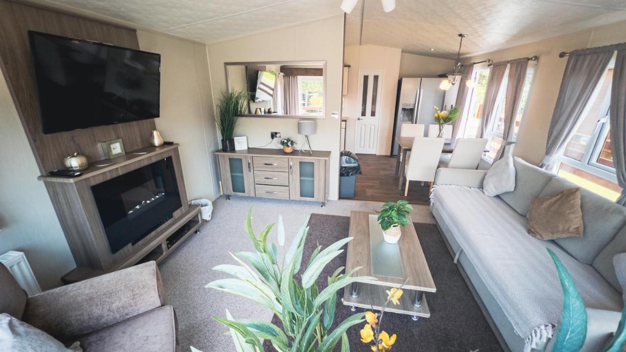 Hazel Oaks, Beautiful Lodge With Hot Tub - Sleeps 6 - Felmoor Park Morpeth Buitenkant foto